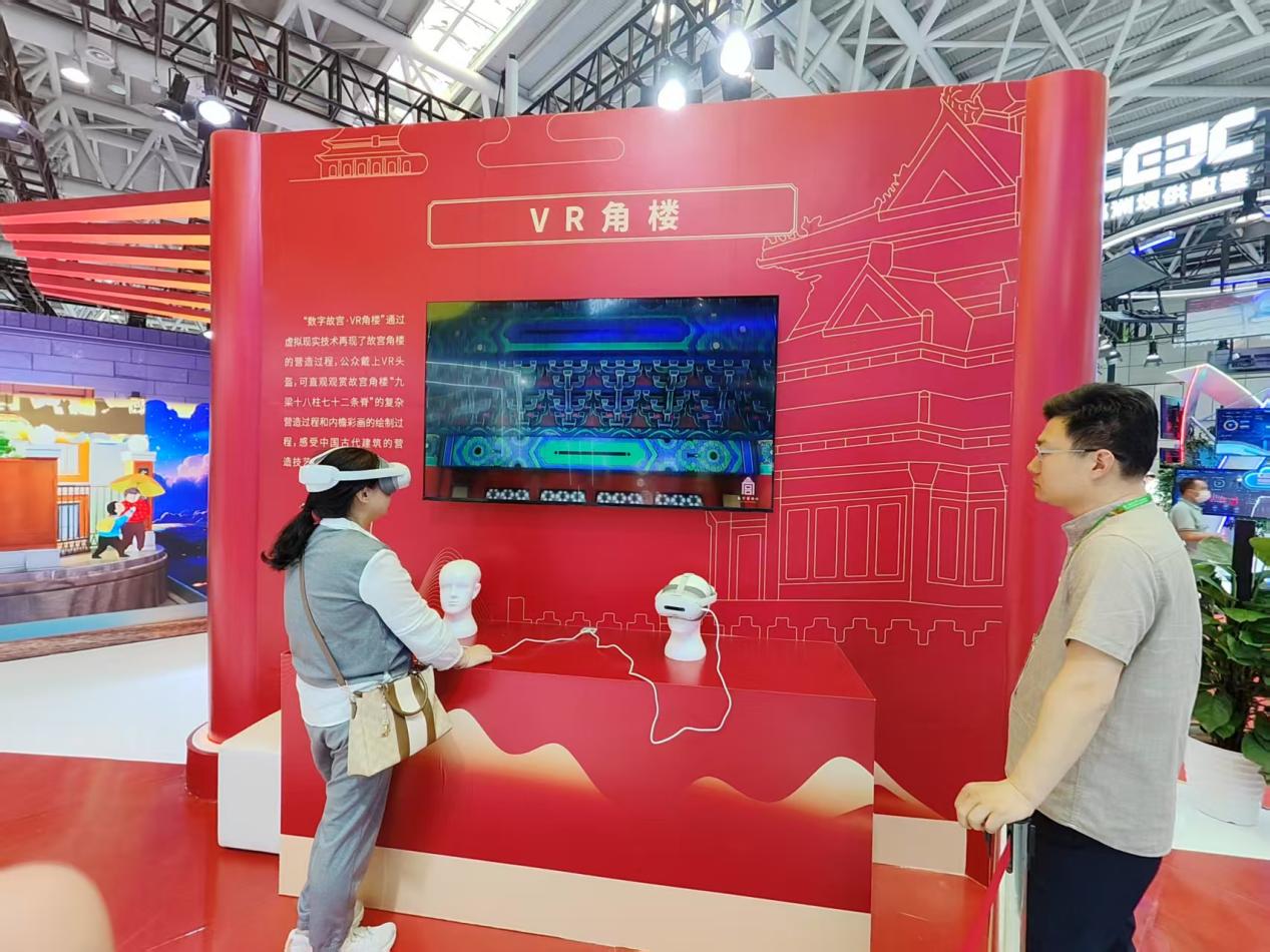 沉浸式逛展！第八届数字中国建设峰会现场体验区点亮科技感